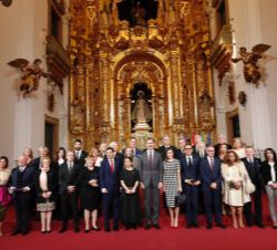 Don Felipe y Doña Letizia acompañados de los premiados y las autoridades participantes