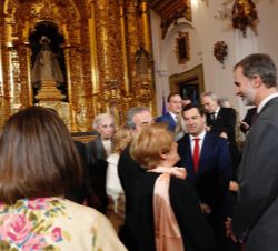 Su Majestad el Rey conversa con los galardonados, asistentes e invitados