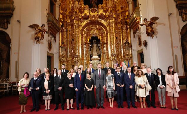 Don Felipe y Doña Letizia acompañados de los premiados y las autoridades participantes