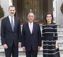 Sus Majestades los Reyes junto al Presidente de la República Portuguesa, Marcelo Rebelo de Sousa