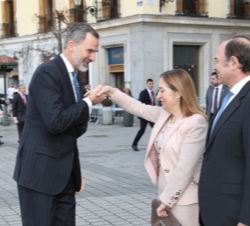 Su Majestad el Rey recibe el saludo de la presidenta del Congreso de los Diputados, Ana Pastor al inicio de los saludos protocolarios