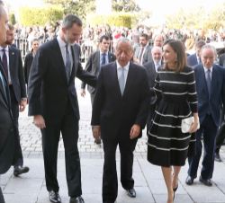 Sus Majestades los Reyes junto al Presidente de la República Portuguesa, Marcelo Rebelo de Sousa al entrada al Teatro Real
