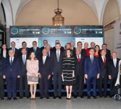 Sus Majestades los Reyes junto a las autoridades presentes y al comité organizador del WLC 2019