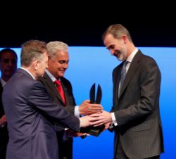 Su Majestad el Rey recibe el "World Peace & liberty Award"