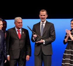 Sus Majestades los Reyes junto al presidente mundial de la WJA y al presidente del WLC