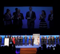 Sus Majestades los Reyes junto a los dignatarios y autoridades presentes en el escenario