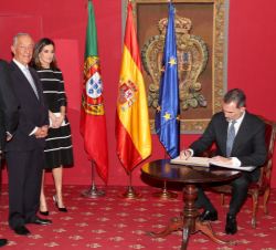 Su Majestad el Rey durante la firma en el libro de honor de la WJA