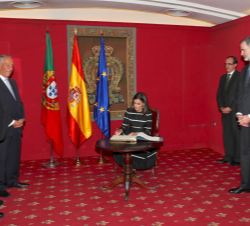 Su Majestad la Reina durante la firma en el libro de honor de la WJA