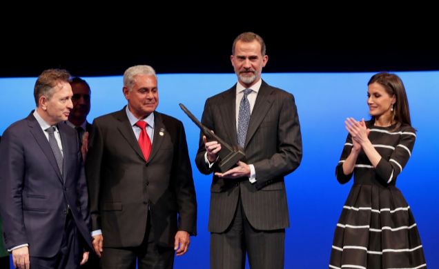 Sus Majestades los Reyes junto al presidente mundial de la WJA y al presidente del WLC