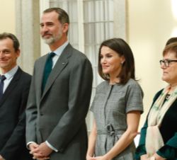 Sus Majestades los Reyes acompañados de Pedro Duque, ministro de Ciencia, Innovación y Universidades y Ángeles Heras, secretaria de Estado de Universi