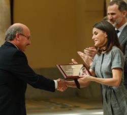 Doña Letizia entrega el Premio Nacional “Blas Cabrera” de Ciencias Físicas, de los Materiales y de la Tierra al astrofísico y director del
