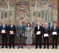 Don Felipe y Doña Letizia acompañados de los premiados y las autoridades presentes