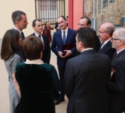 Sus Majestades los Reyes conversan con los premiados tras la conclusión de la ceremonia de entrega