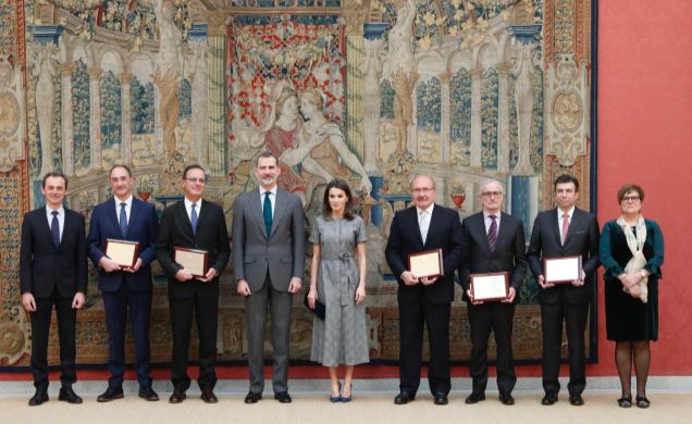 Don Felipe y Doña Letizia acompañados de los premiados y las autoridades presentes