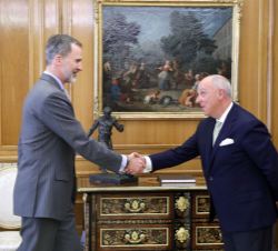 Su Majestad el Rey recibe el saludo del presidente de la Cámara Navarra de Comercio, Industria y Servicios, Javier Taberna Jiménez
