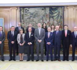 Su Majestad el Rey junto al comité ejecutivo de la Cámara Navarra de Comercio, Industria y Servicios