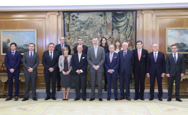 Su Majestad el Rey junto al comité ejecutivo de la Cámara Navarra de Comercio, Industria y Servicios
