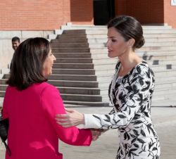 Su Majestad la Reina recibe el saludo de la Ministra de Defensa, Margarita Robles, a su llegada a la Base Príncipe