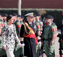 Su Majestad la Reina pasa revista a la Fuerza acompañada del jefe del Cuarto Militar de la Casa de S.M. el Rey