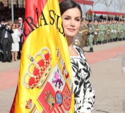 Su Majestad la Reina con la Enseña Nacional momentos antes de la entrega al coronel jefe de la Fuerza