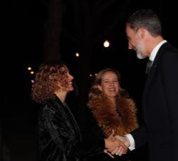 Su Majestad el Rey recibe el saludo de la la ministra de Política Territorial y Función Pública, Meritxell Batet, en presencia de la ministra de Econo