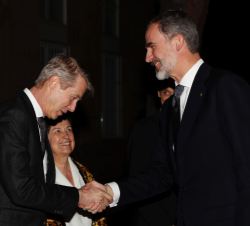 Su Majestad el Rey recibe el saludo del director general del GSM Association, Mats Granryd, en presencia de la delegada del Gobierno en la Comunidad A