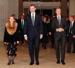 Su Majestad el Rey a su llegada al acto acompañado por la ministra de Economía y Empresa, Nadia Calviño y el director general del GSM Association, Mat