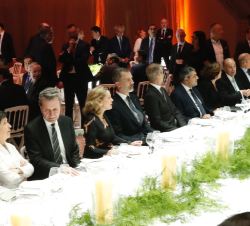 Su Majestad el Rey en la mesa presidencial