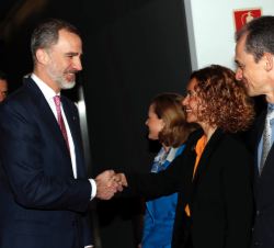 Su Majestad el Rey a su llegada al acto es recibido por la ministra de Política Territorial y Función Pública, Meritxell Batet; la ministra de Economí