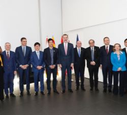 Fotografía de grupo de Su Majestad el Rey con las autoridades y los ponentes en la presentación de las novedades de la feria