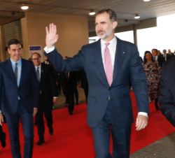 Su Majestad el Rey saluda a los asistentes a la feria