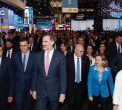 Su Majestad el Rey durante su recorrido por el Salón MWC Barcelona 2019