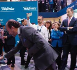 Su Majestad el Rey durante su visita al expositor de Telefónica