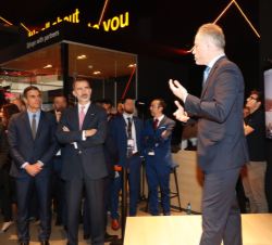 Su Majestad el Rey observa una de las presentaciones en Orange