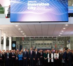 Fotografía de grupo de Su Majestad el Rey en el pabellón de GSM Innovation City