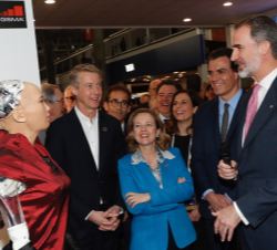 Su Majestad el Rey en el pabellón de GSM Innovation City observa el busto robótico Sophia