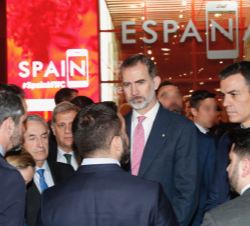 Su Majestad el Rey conversa con las autoridades y participantes en el pabellón de España