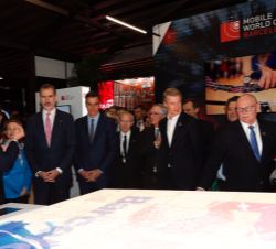 Su Majestad el Rey durante su recorrido por el pabellón de Barcelona MWC