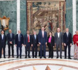 Fotografía de grupo de Su Majestad el Rey con los asistentes al almuerzo privado en el Palacio Albeniz con motivo del Mobile World Congress