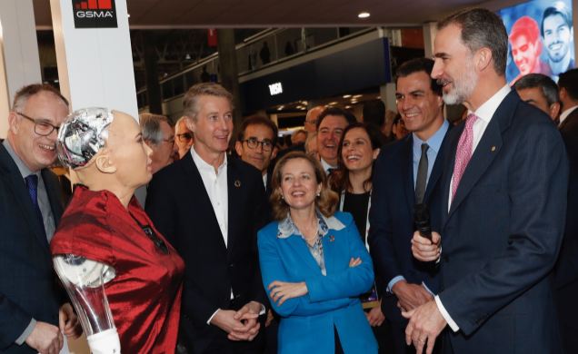 Su Majestad el Rey en el pabellón de GSM Innovation City observa el busto robótico Sophia
