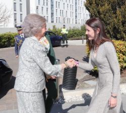 Su Majestad la Reina Doña Sofía recibe el saludo de la Consejera de Políticas Sociales y Familia de la Comunidad de Madrid, María Dolores Moreno