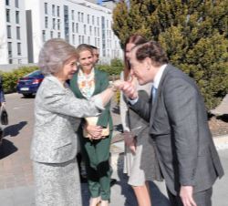 Su Majestad la Reina Doña Sofía recibe el saludo del presidente de la Fundación Mapfre, Antonio Huertas