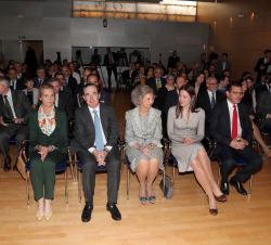 Doña Sofía en la primera fila en el auditorio junto a las autoridades que la acompañan