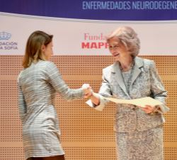 Su Majestad la Reina Doña Sofía hace entrega del título de la beca a Marta Garo Pascual, beneficiaria de la 11ª convocatoria