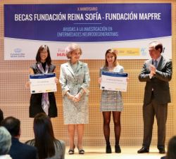 Su Majestad la Reina Doña Sofía junto a las premiadas y al presidente de la Fundación Mapfre, Antonio Huertas