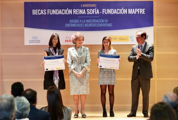 Su Majestad la Reina Doña Sofía junto a las premiadas y al presidente de la Fundación Mapfre, Antonio Huertas