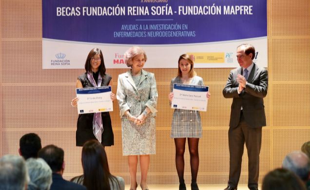 Su Majestad la Reina Doña Sofía junto a las premiadas y al presidente de la Fundación Mapfre, Antonio Huertas