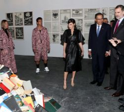 Sus Majestades los Reyes con el Presidente de Perú durante su recorrido por Arco