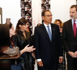 Sus Majestades los Reyes con el Presidente de Perú durante su recorrido por Arco