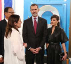 Sus Majestades los Reyes junto al Presidente de Perú conversan con una de las galeristas